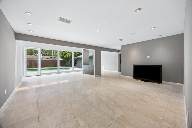 Building Photo - 5219 Loch Lomond Dr