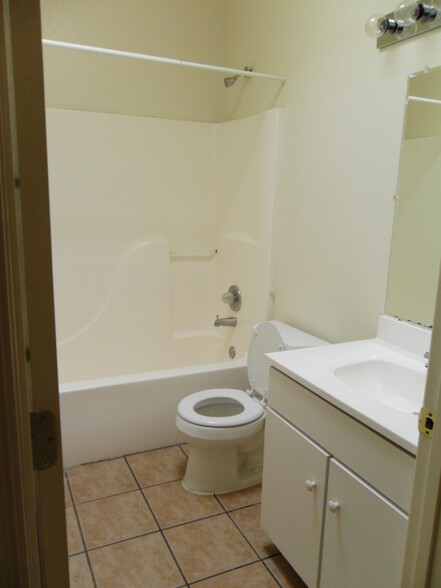 large bathrooms - 1440 E Lee St