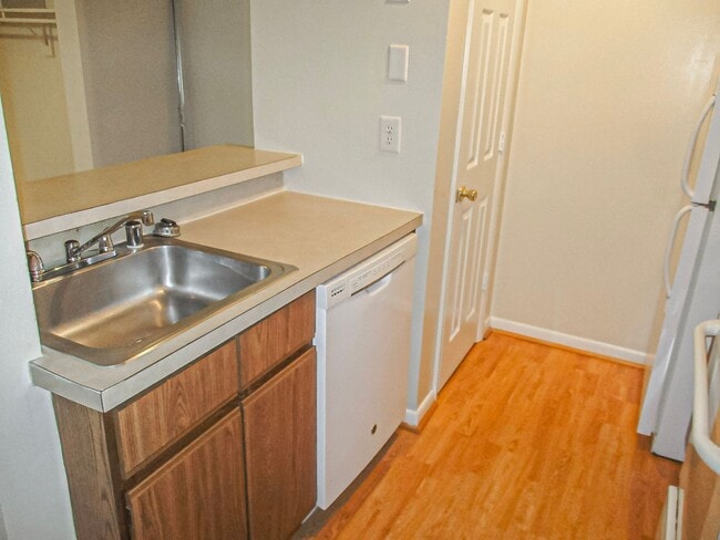 Building Photo - Charming 2 Bed 1 Bath Apartment With Paved...