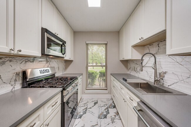 Building Photo - **Modern Elegance Meets Prime Location in Farmers Branch**