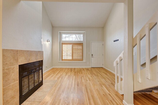 Building Photo - $1,995 - 2 Bed, 2 Bath Lofted Townhome in ...