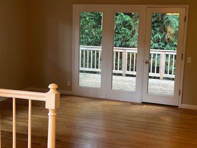 Building Photo - Highly desirable Sammamish 3 bedroom, 3 bath 1970asf.