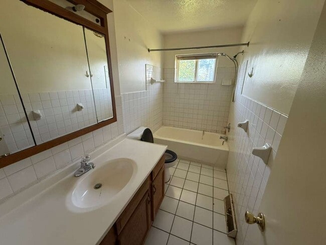 Building Photo - 2 BED, 2 BATH BEAUTIFUL UNIT CLEVELAND!