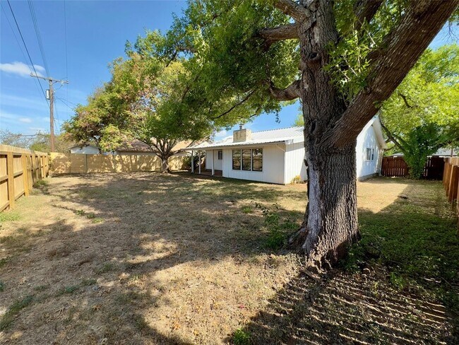Building Photo - 2110 Meadow Brook Dr