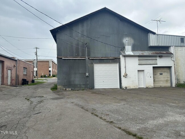 Building Photo - 902-904 Jefferson St