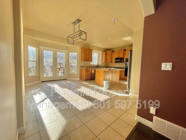 Building Photo - 2896 E Lookout Dr