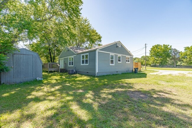 Building Photo - Fully Updated South Fay Home Near I-49! MU...