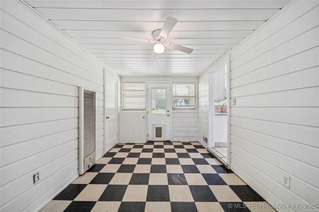 bonus room - 4903 E 25th St
