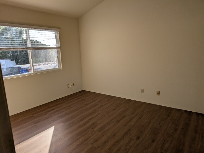 Building Photo - 1328 W Gardena Blvd