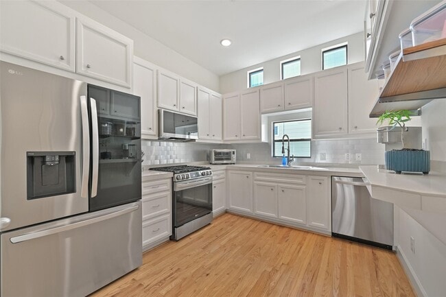 Building Photo - 8715 Meadowcroft Dr