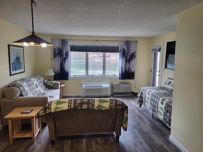 living room - 10 Lakeside W Dr