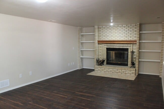 Building Photo - 2130 Crystal River Dr