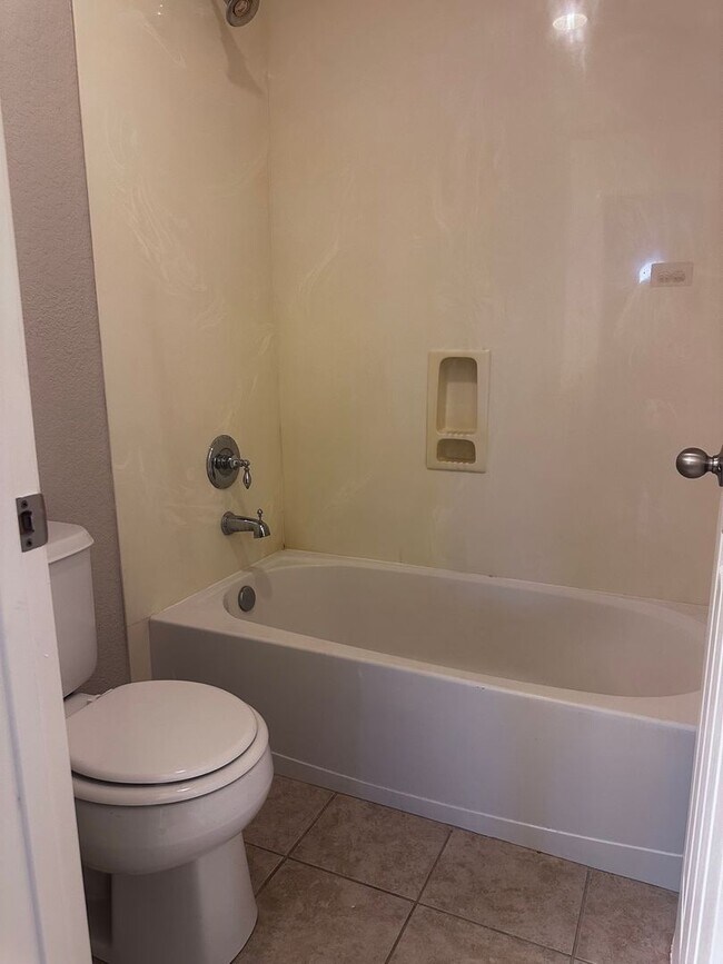 Building Photo - GORGEOUS HOME FOR RENT! NEW CARPET AND PAINT THROUGHOUT! 1 FULL BED AND BATH DOWNSTAIRS!