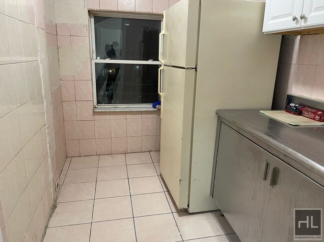 Building Photo - XXL ROOM FOR RENT  NEWKIRK AVENUE PRIME DI...