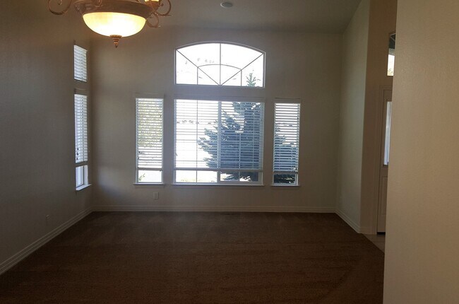 Building Photo - Amazing 4 Bedroom Home in Northwest Reno!