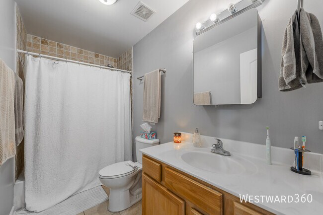 Building Photo - 1438 W Cortez St