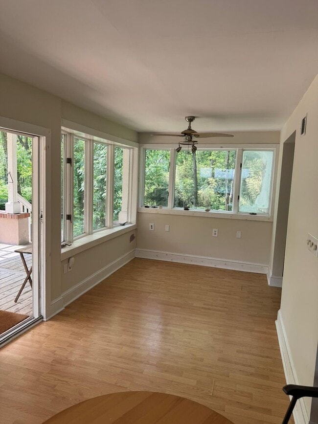 Building Photo - Riverfront home in a quiet spot, 3 acres, ...
