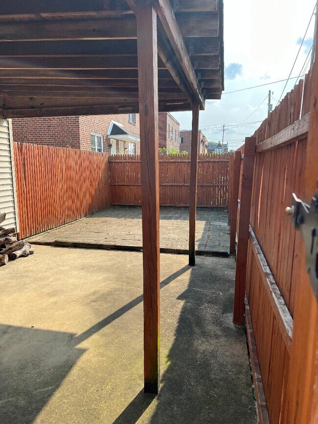 Large Backyard - 4400 McMenamy St