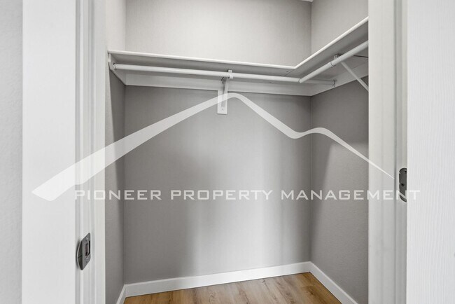 Building Photo - Spacious Condo with Washer/Dryer and Central AC