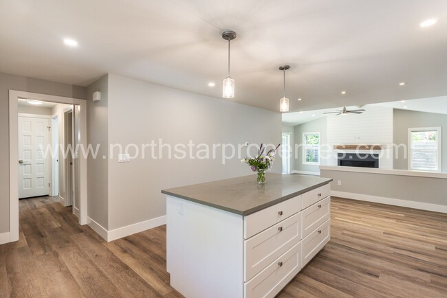 Building Photo - Beautifully fully remodeled Lake Oswego Du...