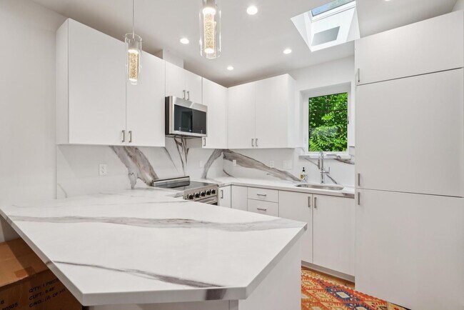 Building Photo - Beautifully Appointed 7-Bedroom Home with Lush Garden Setting in Palo Alto