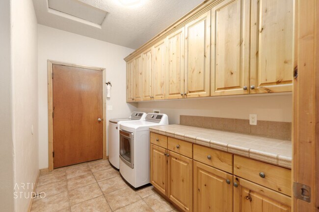 Building Photo - Shadow Mountain 3-Bedroom, 2-Bathroom Home...