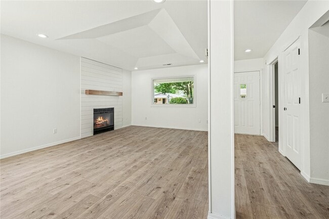 Building Photo - 1604 Oakwood Ave