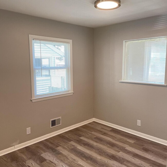 Building Photo - 6923 W Tallmadge Pl