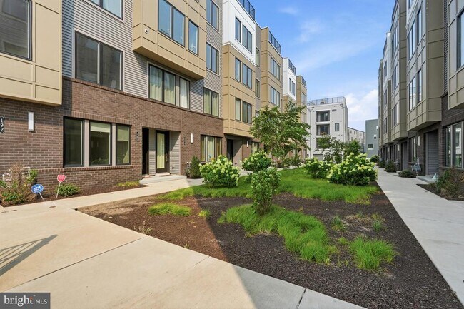 Building Photo - 3001 Cityview Walk