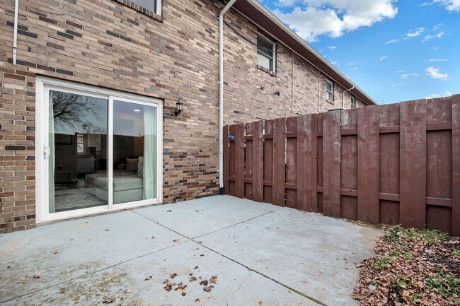 Building Photo - 1226 Woodbrook Cir W