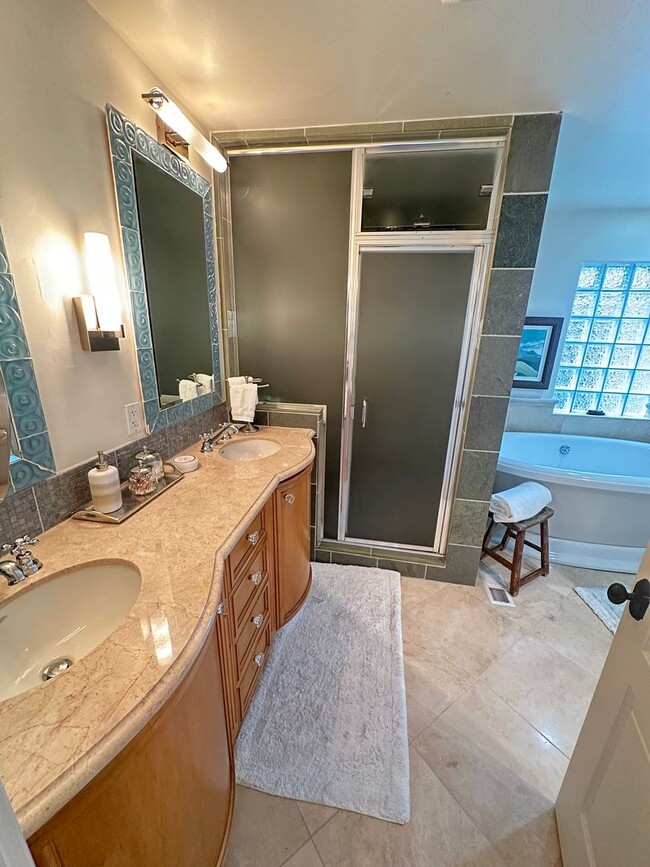Building Photo - 4 Bed 4.5 Bath, Beautiful Home With Pool A...