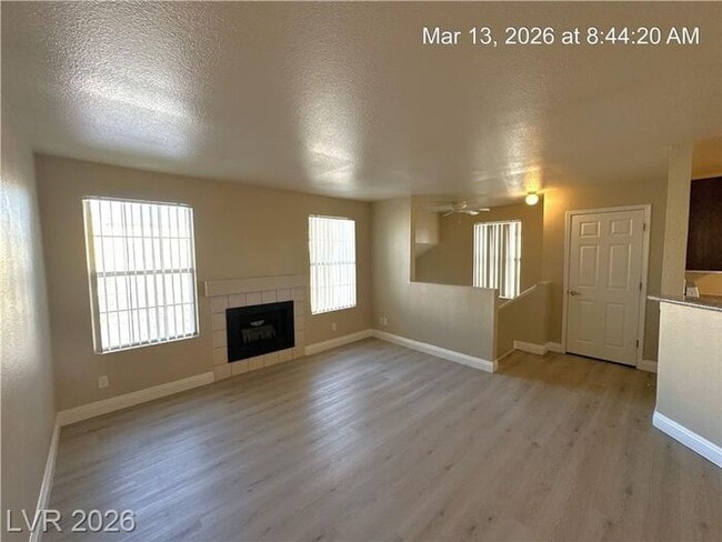 Building Photo - Fantastic NW second-floor unit with a welcoming layout and great natural flow!