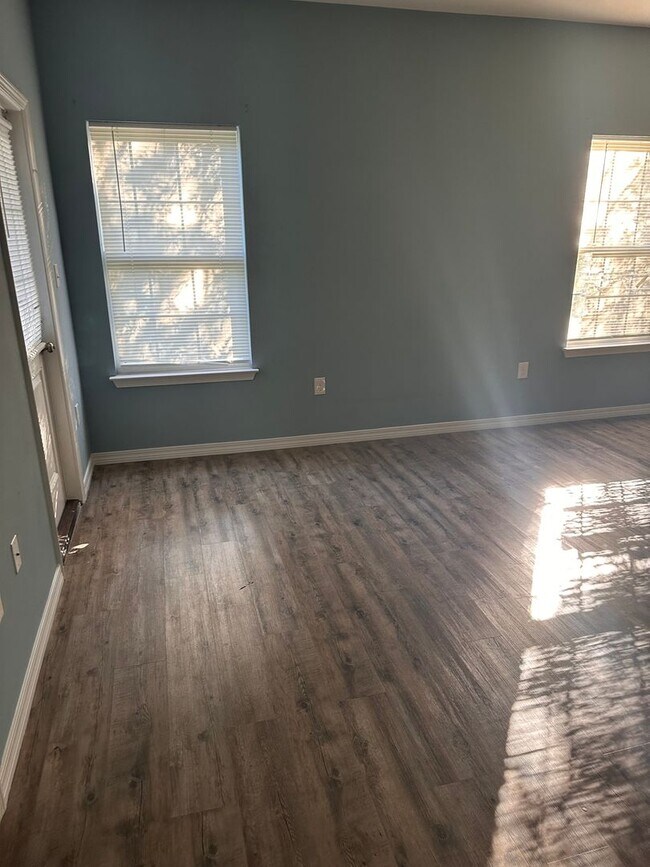 Building Photo - Beautiful 3 Bedroom/ 2 Bath Home