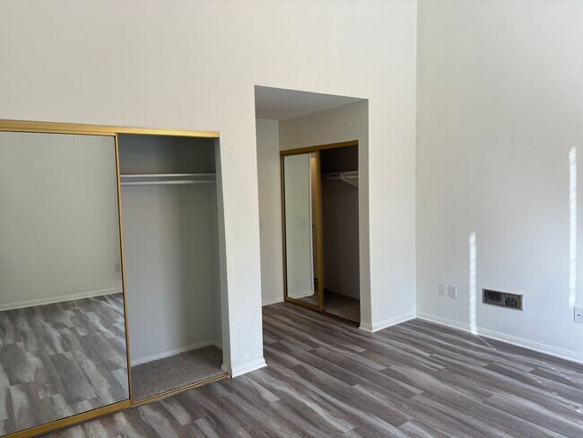 Building Photo - Spacious 2 Bedroom/ 2 Bath in the Highly D...