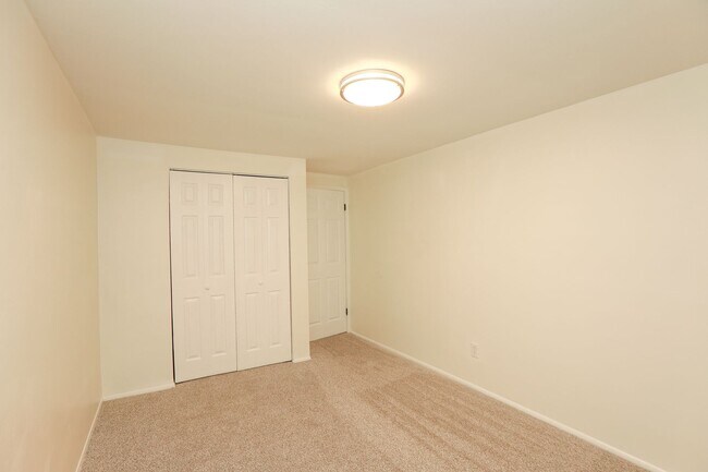 Building Photo - Bright, Clean, and Move-In Ready Townhome