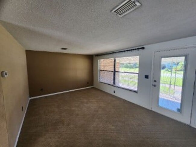 Building Photo - Beachside 3/2/1 Spacious Home