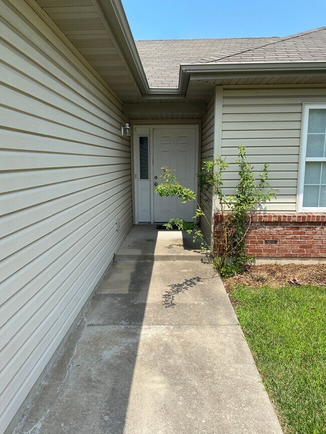 Building Photo - 3 bedroom/2 bathroom single family home!  ...
