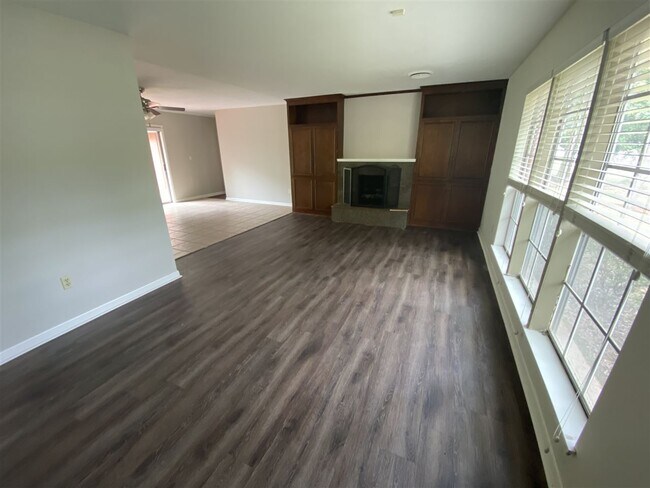 Building Photo - 4545 Ridgewood Rd