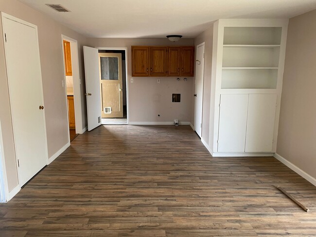 Building Photo - Clean 3 Bedroom!