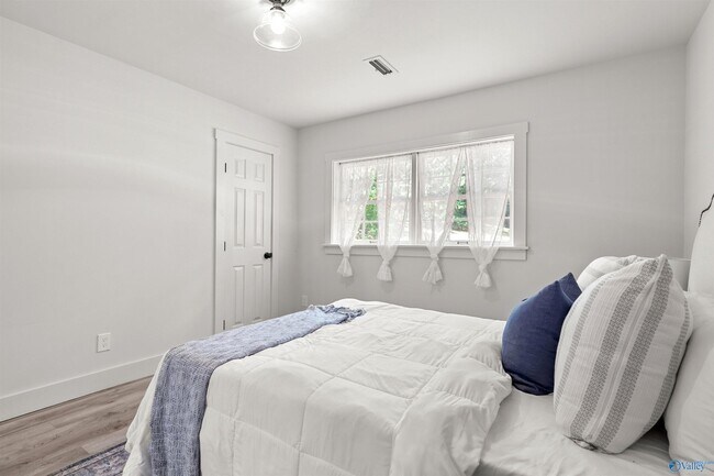 Building Photo - 7916 Valley View Dr SE