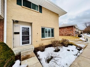 Building Photo - $0 DEPOSIT OPTION, TWO STORY TOWNHOME, CARPORT, NEW FLOORING, STORAGE, PRIMARY BED/BATH, A/C