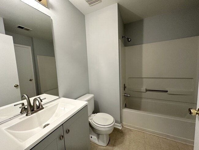 Building Photo - 2 bedroom, 1 bathroom
