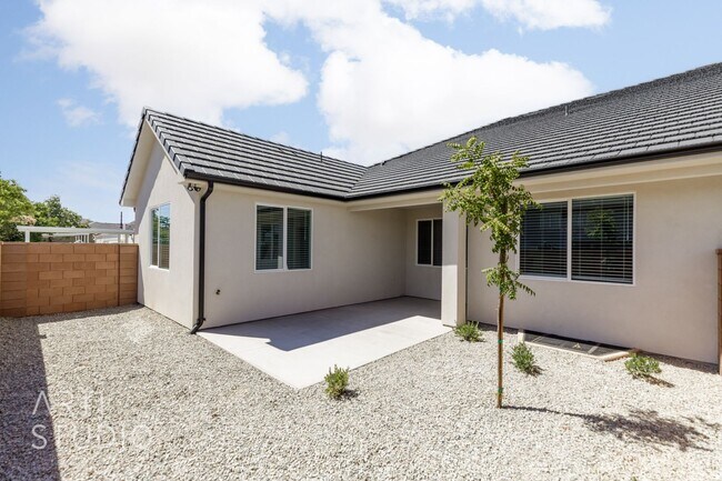 Building Photo - Brand New 3 Bed / 2 Bath Duplex – Modern L...