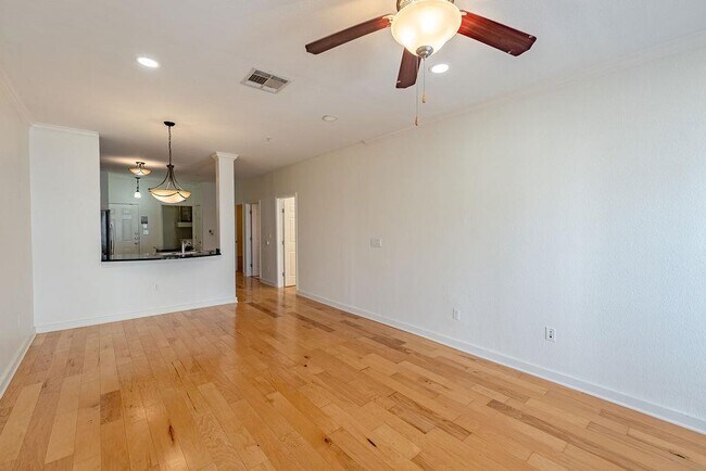 Building Photo - 910 W 25th St