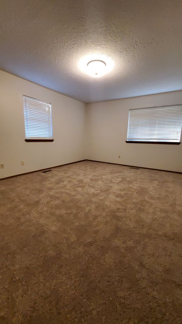 Building Photo - (3) Bed/(2.5) Bath Home on Cul-de-Sac Street AVAIL NOW!