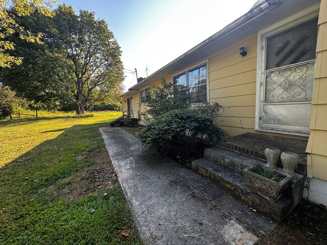 Building Photo - **Move-In Special !! 3 bed/ 2 bath rancher for rent. Hamblen/Jefferson County line.