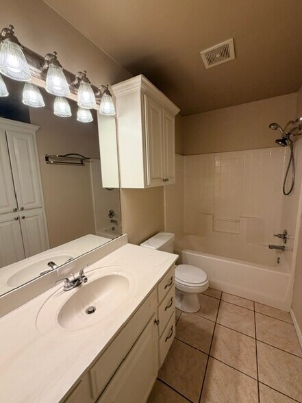 Building Photo - 426 W Pines Way