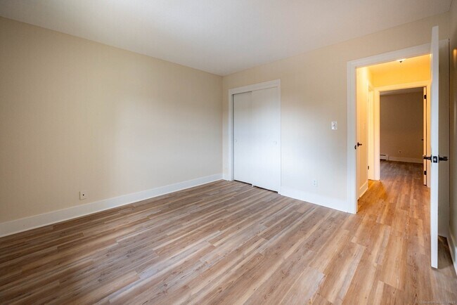 Building Photo - 549 Russell Rd