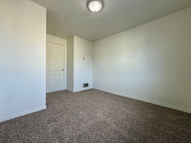 Building Photo - SCHEDULE A TOUR TO VIEW THIS NEWLY UPDATED TOWNHOME IN REDMOND!!
