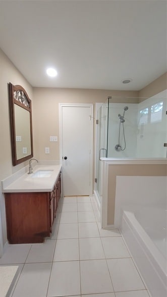 Building Photo - 3335 Lakeland Gardens Dr